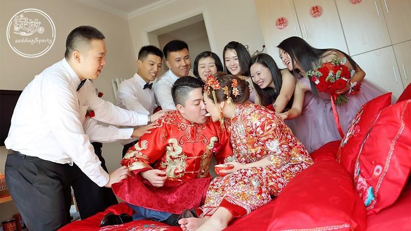 参加婚礼证婚人着装礼仪？（婚礼当天新娘穿衣流程）-图1